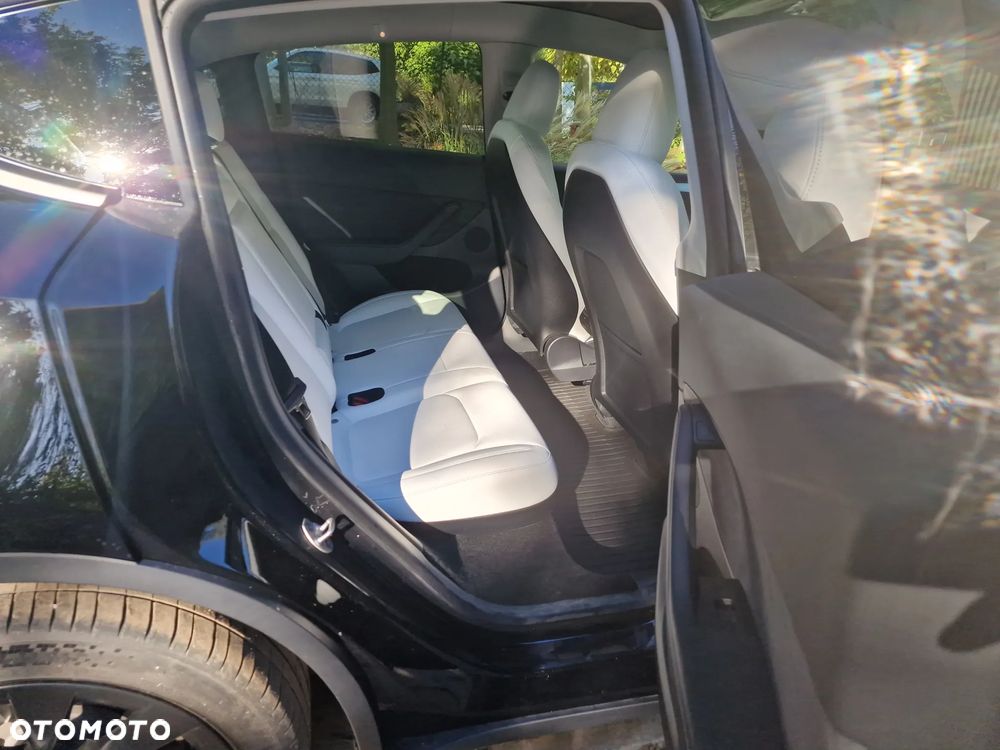 Tesla Model Y Long Range AWD - 9