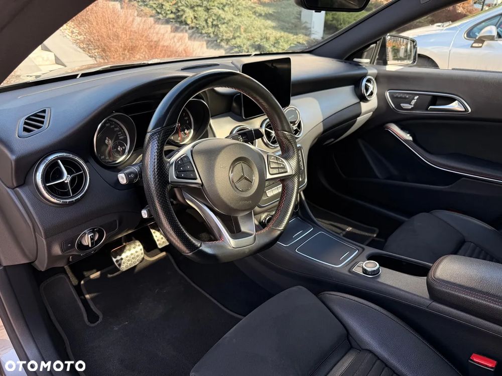 Mercedes-Benz CLA 220 4-Matic AMG Line - 9