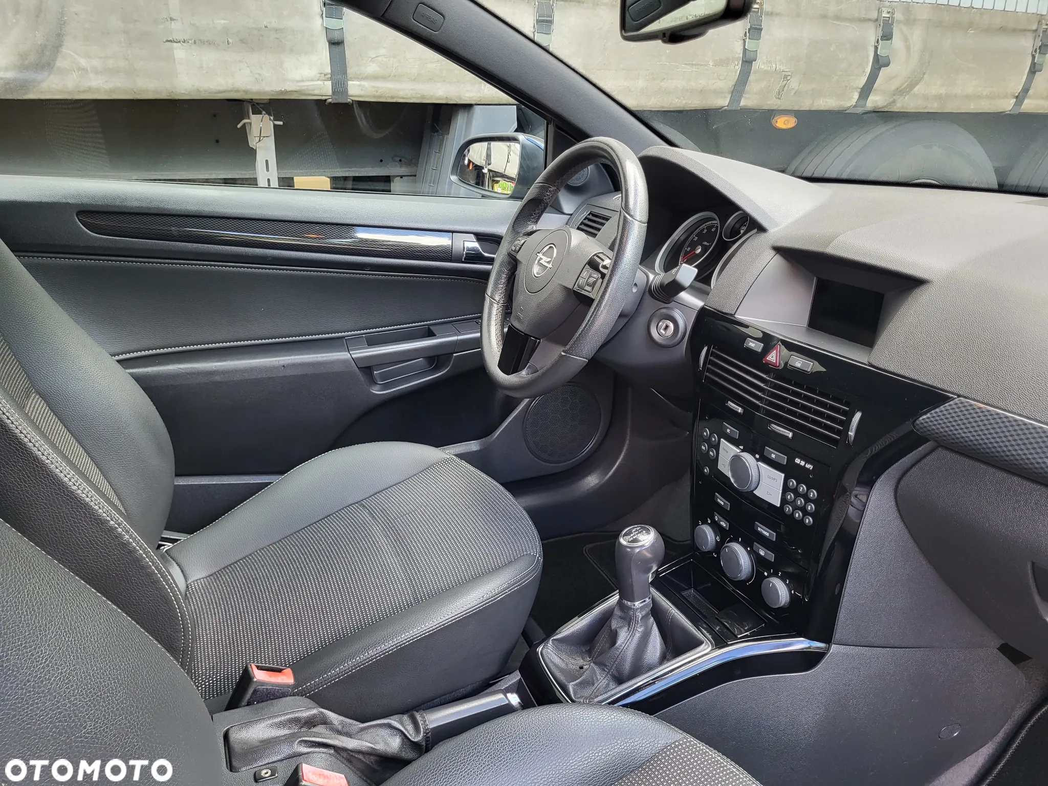 Opel Astra GTC 1.6 Cosmo - 33
