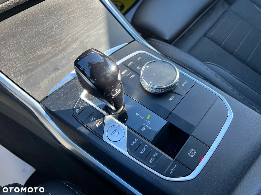 BMW Seria 3 330e Sport Line - 12