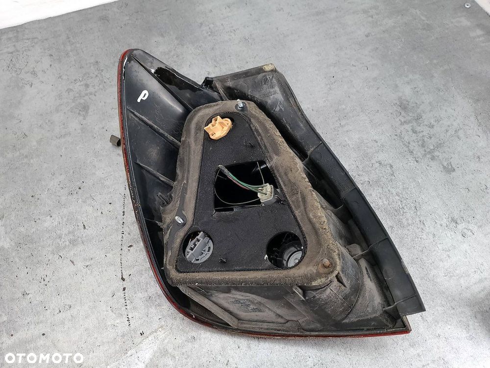 LAMPA TYLNA PRAWA TOYOTA COROLLA VERSO I 1827 - 4