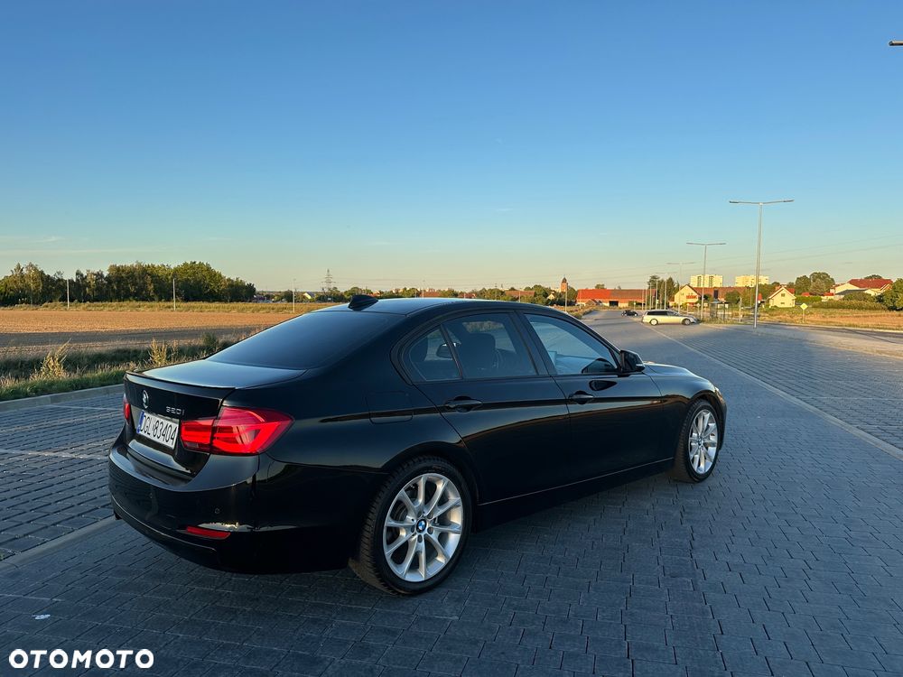 BMW Seria 3 320i - 9