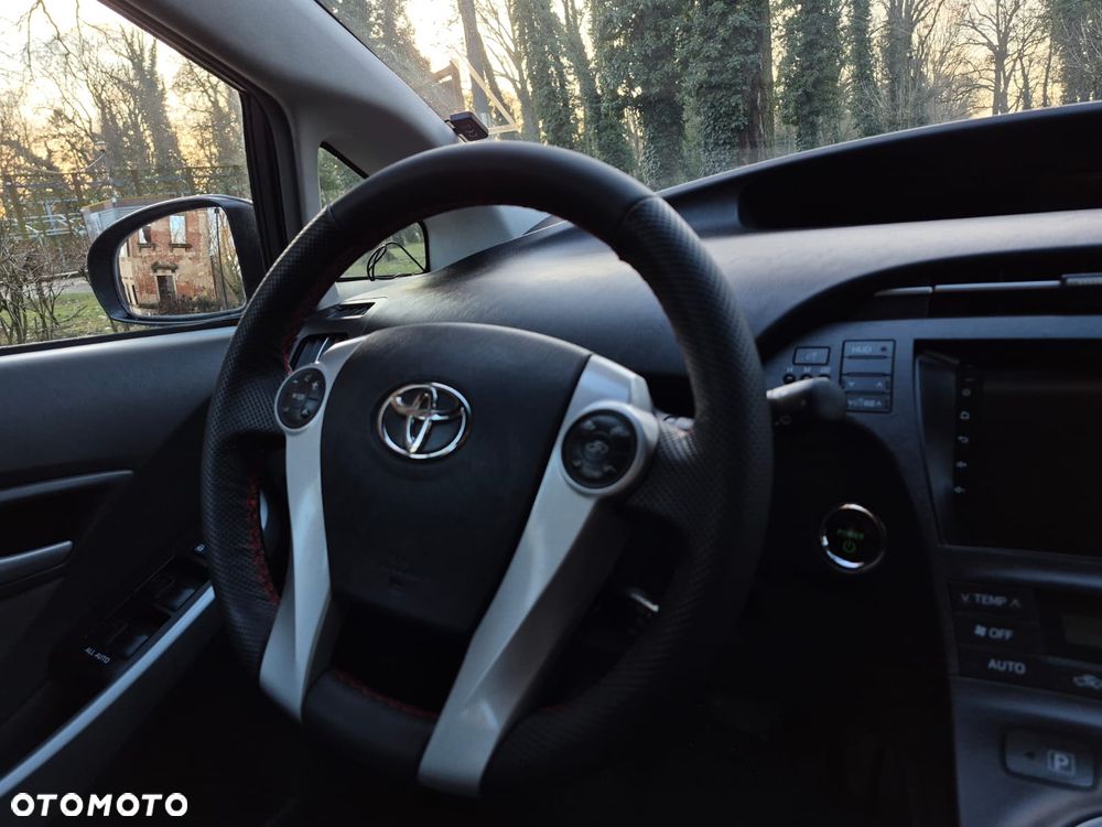Toyota Prius (Hybrid) Executive - 17