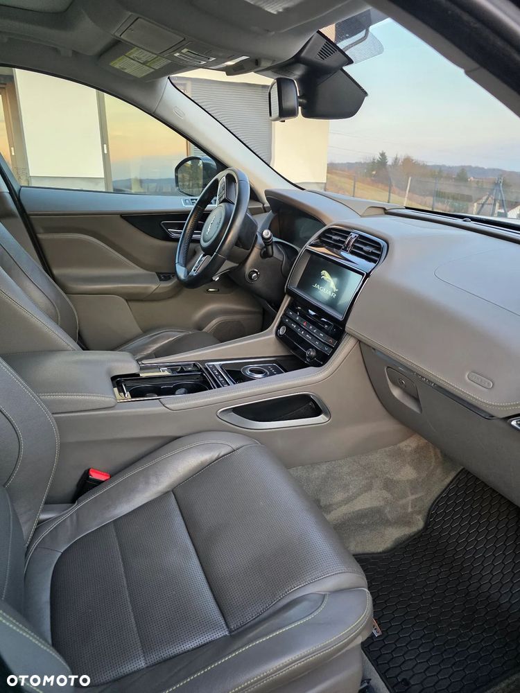 Jaguar F-Pace 2.0 i4P AWD R-Sport - 9
