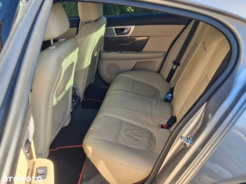 Jaguar XF 2.2 D Premium Luxury - 12