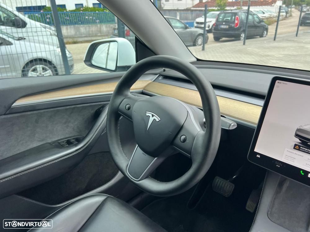 Tesla Model Y Standard RWD - 5
