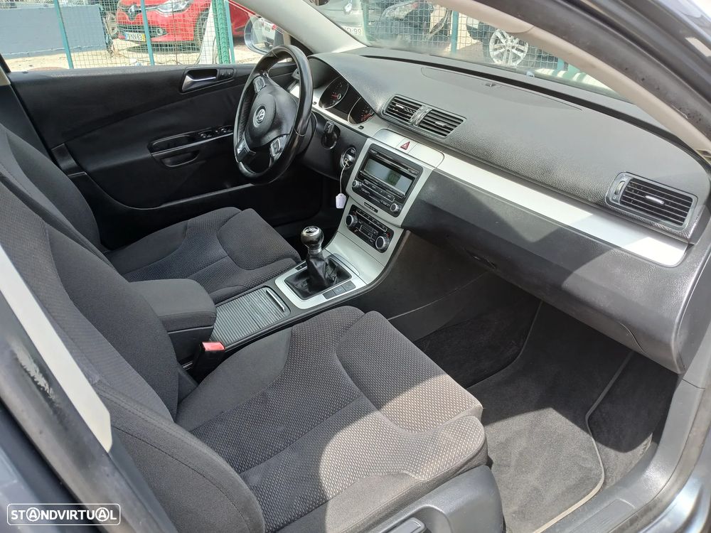 VW Passat 1.6 TDI BlueMotion Comfortline - 23