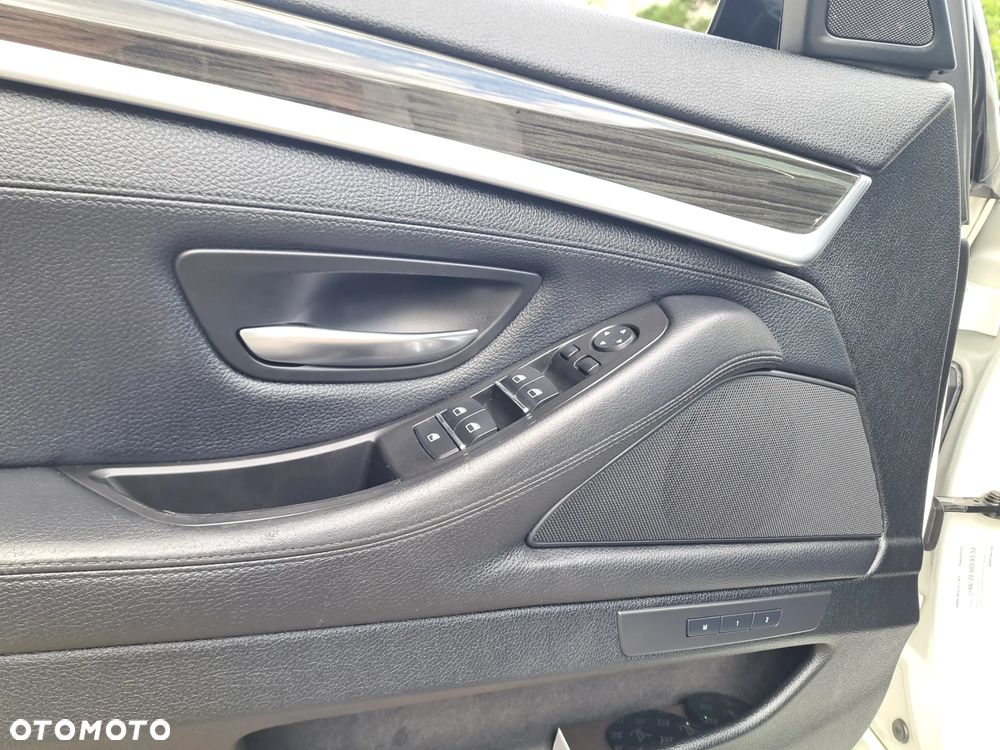 BMW Seria 5 528i xDrive - 26