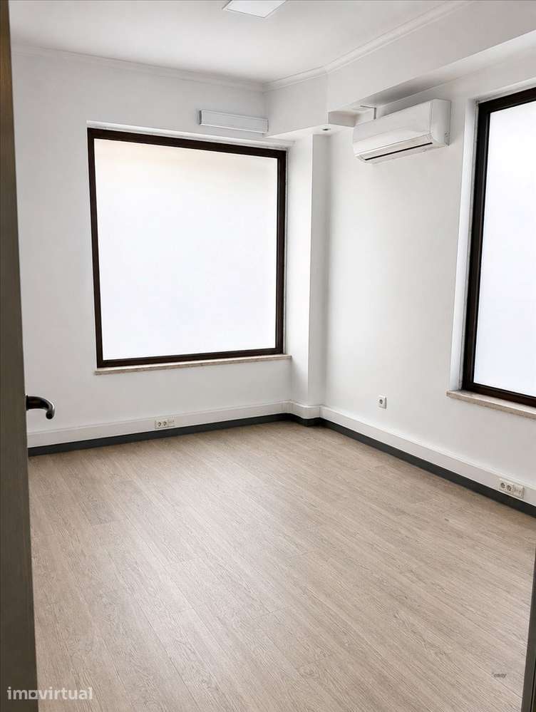 Loja Remodelada para Arrendamento na Ramada | 87 m² | €1.100/mês - Grande imagem: 4/9
