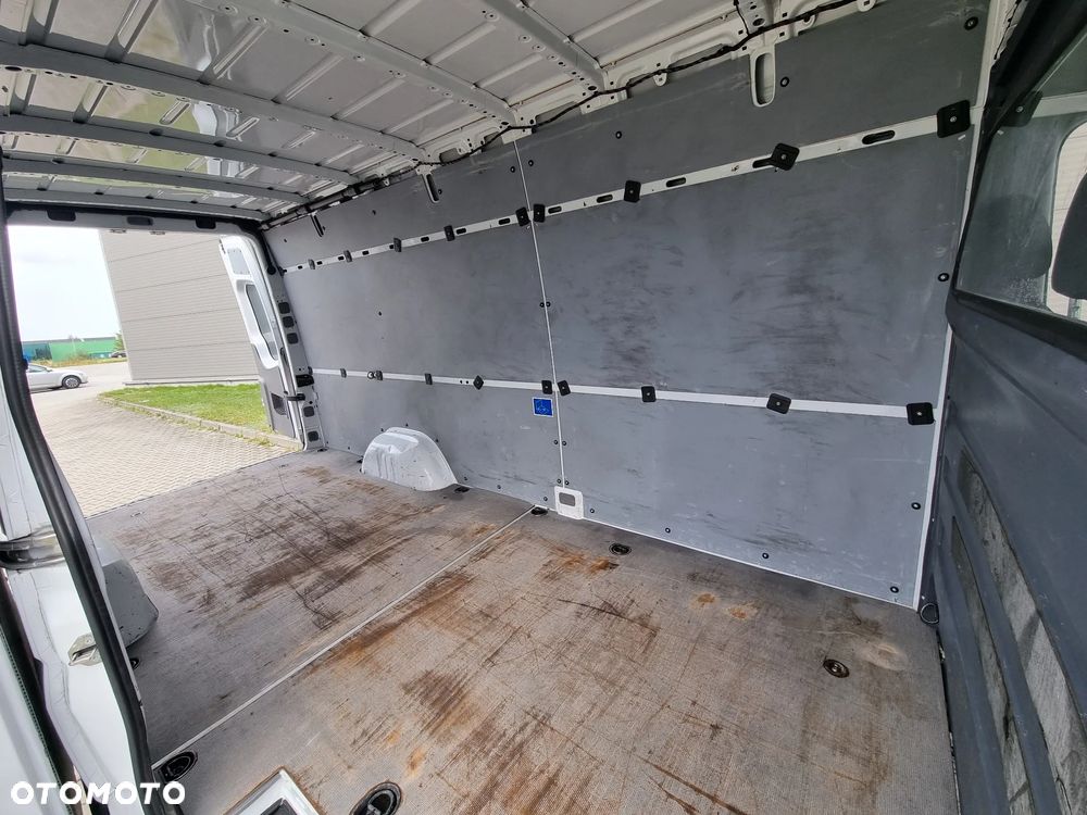 Mercedes-Benz Sprinter - 32