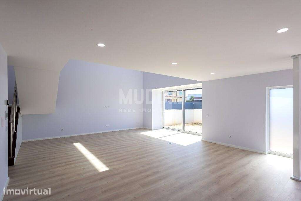 Moradia T4 com Design Contemporâneo e Acabamentos Premium - Grande imagem: 3/30