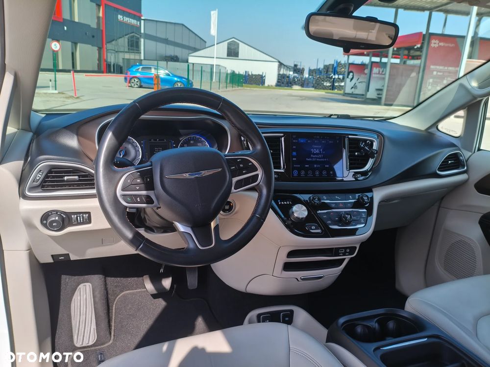 Chrysler Pacifica - 17