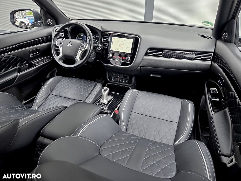 Mitsubishi Outlander - 2