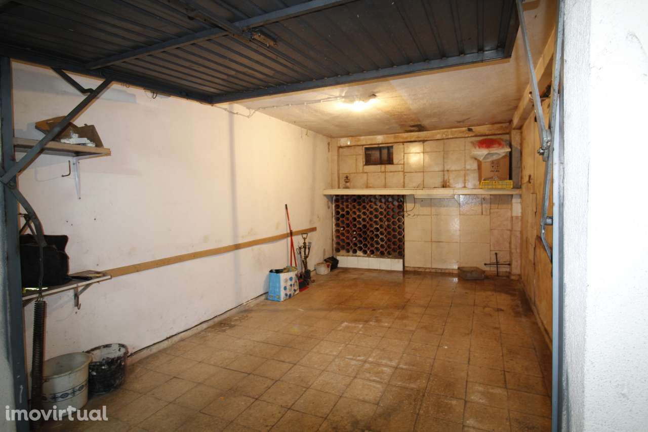Garagem com 16m² e 2,42m de altura, localizada em Algueirão - Grande imagem: 2/5