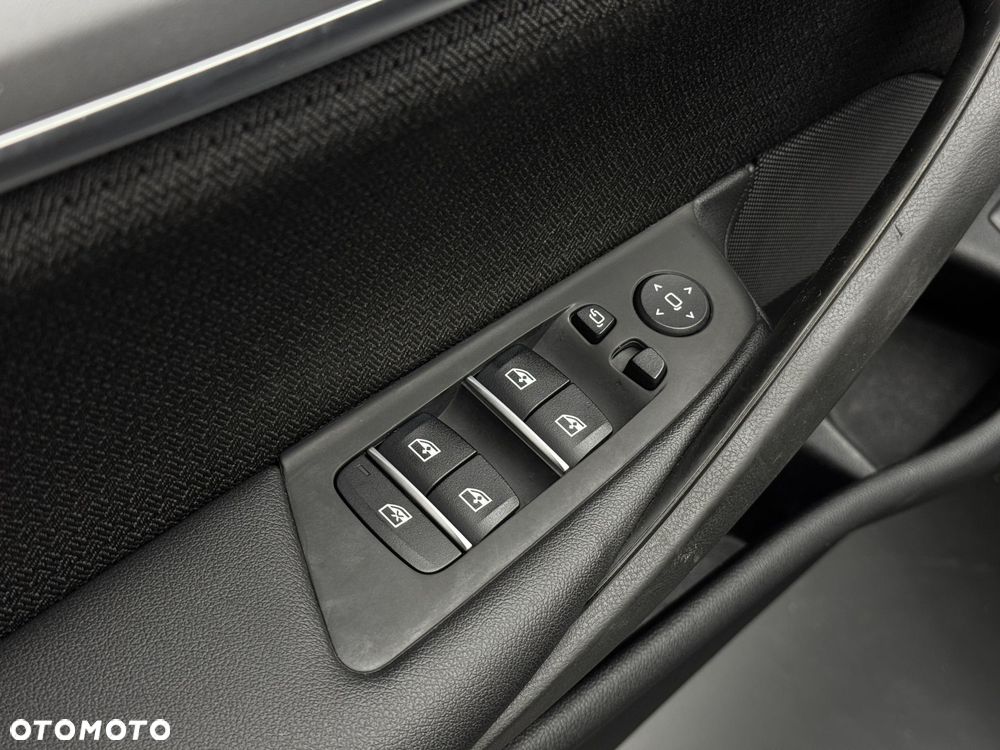 BMW Seria 5 520i mHEV - 24