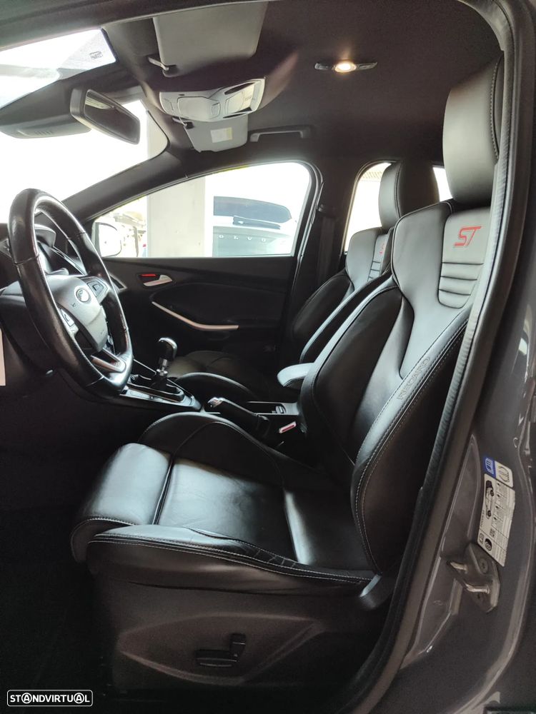 Ford Focus 2.0 EcoBoost ST c/ Pack Pele Desportiva - 26