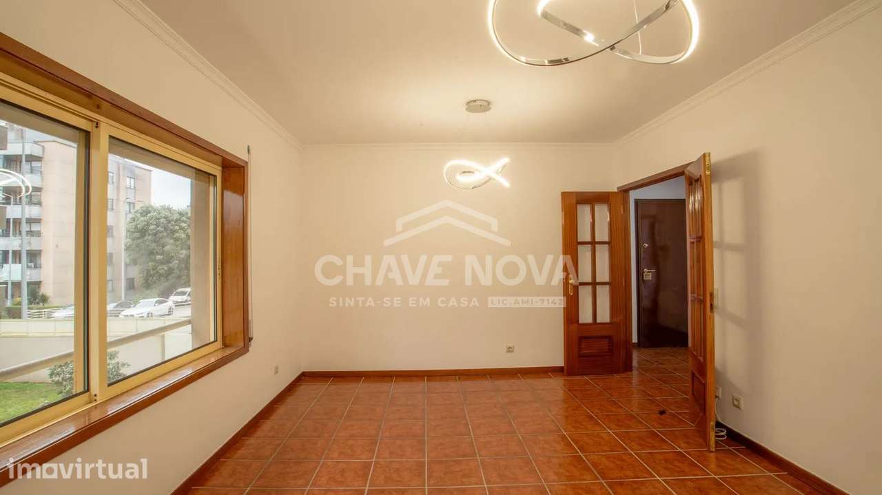 LA - Apartamento T2 para venda, Canidelo com 2 casas banho e garagem - Grande imagem: 4/37