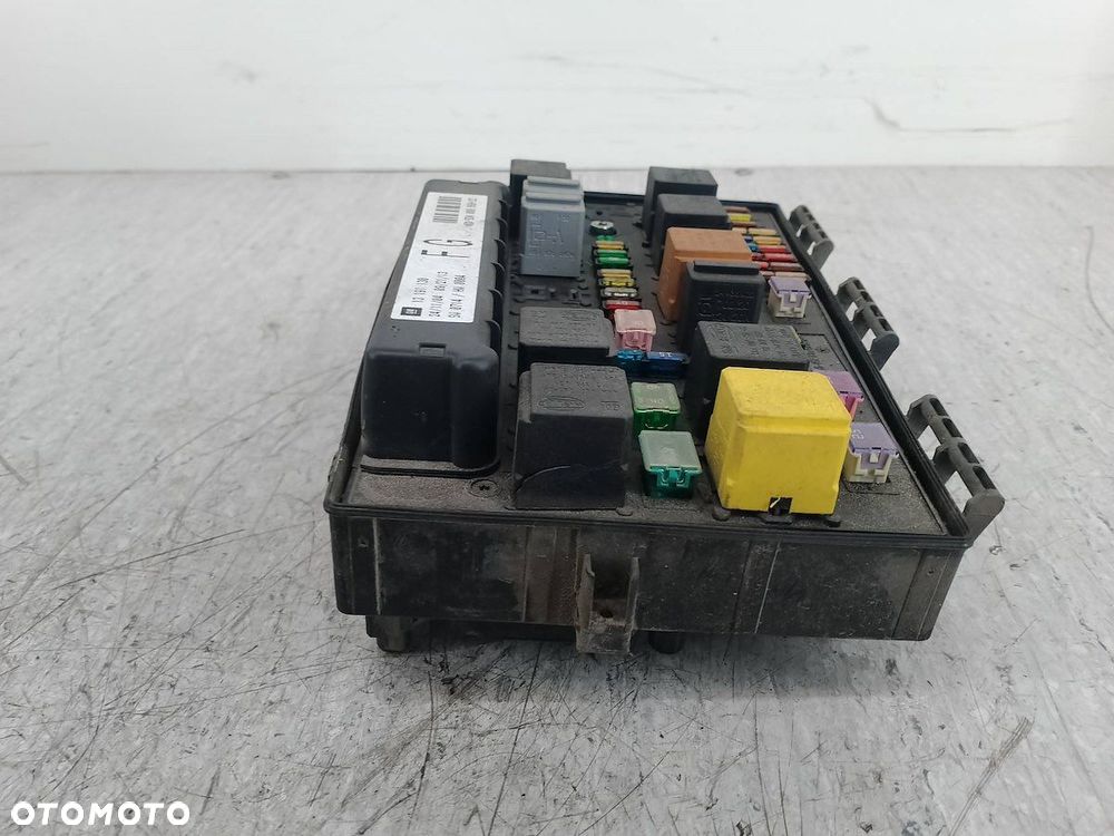 SKRZYNKA BEZPIECZNIKÓW OPEL ASTRA H 13191130  5DK008668-22  743381  1534937 - 6