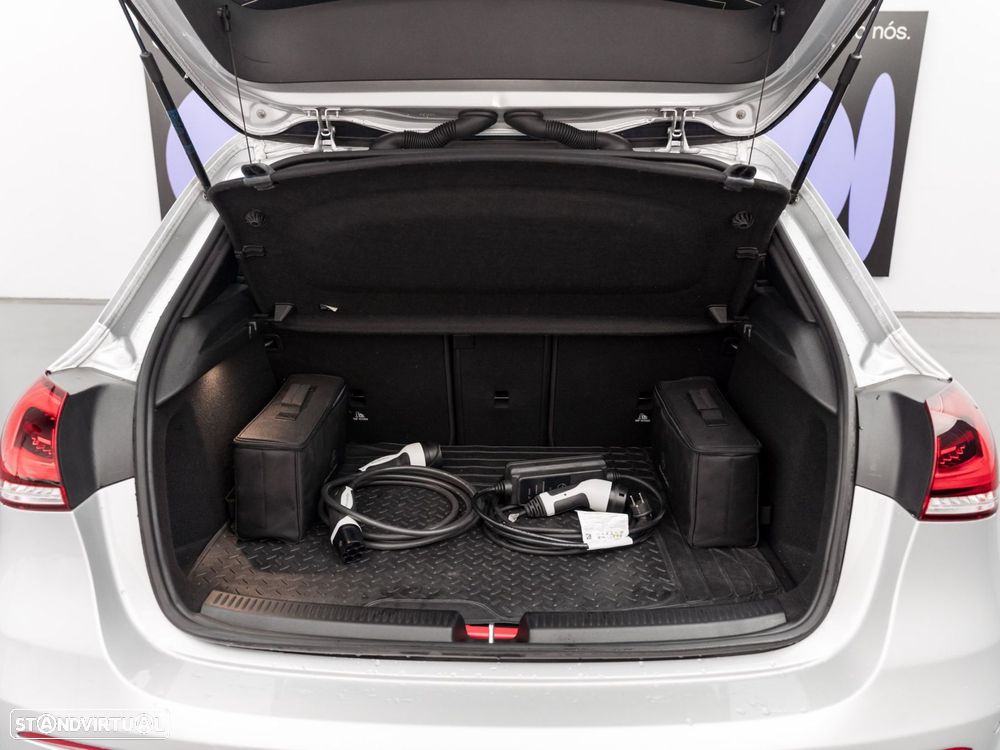 Mercedes-Benz A 250 e AMG Line - 11