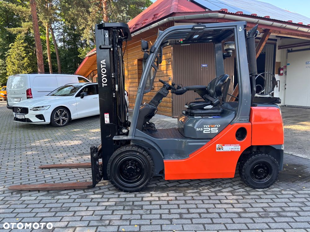 Toyota 8FGF25 diesel triplex KABINA 2022r 58500netto 4 sekcje - 5