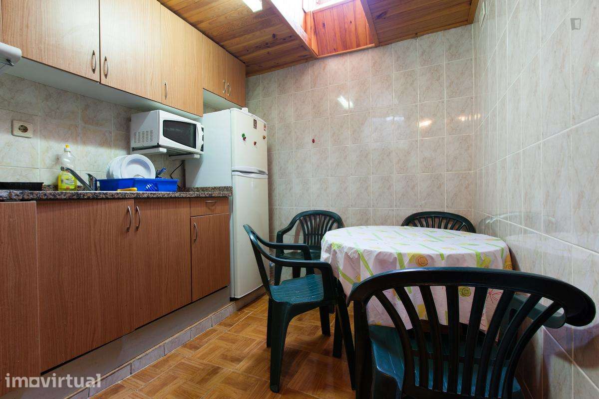Quarto - localizado em Paranhos Porto - Grande imagem: 2/14