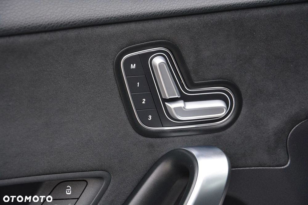 Mercedes-Benz Klasa A 180 7G-DCT AMG Line - 24