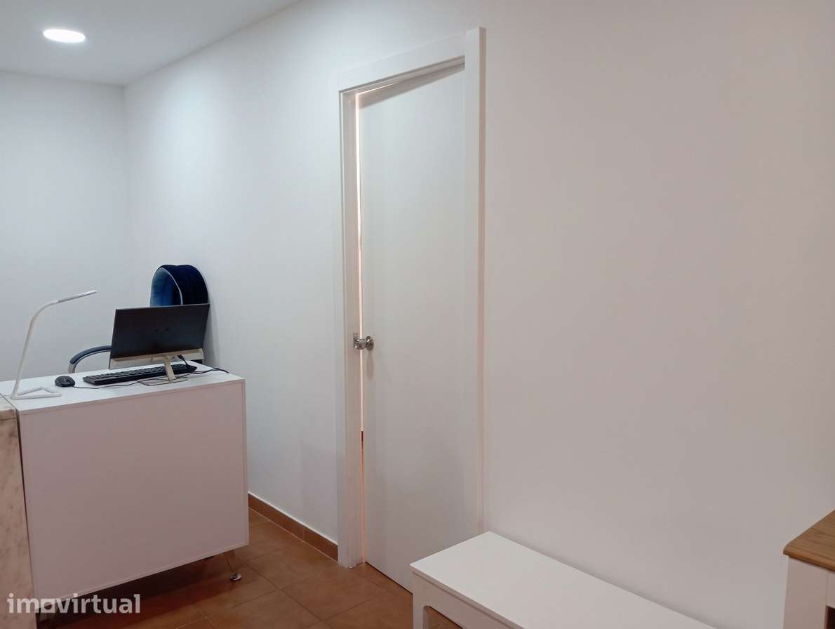 Arrenda-se Loja de 150 m2 , com dois andares na Amadora - Grande imagem: 2/3