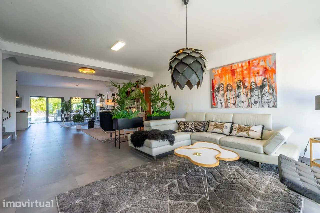Moradia contemporânea com piscina, 4 suites, terraços amplos e vista a - Grande imagem: 4/38
