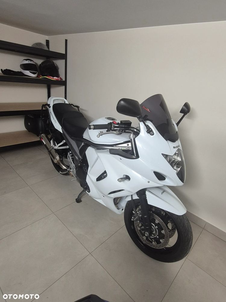 Suzuki GSX - 6