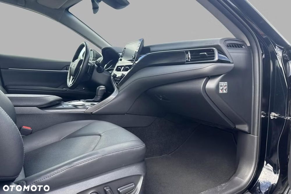 Toyota Camry Luxury - 21