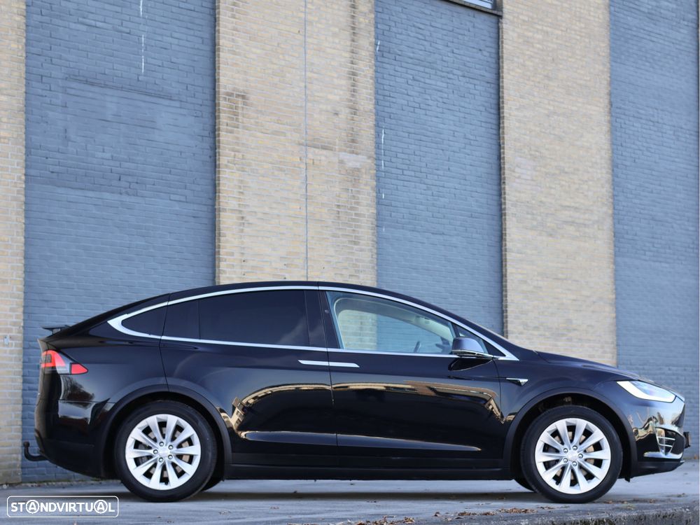 Tesla Model X 90D - 18