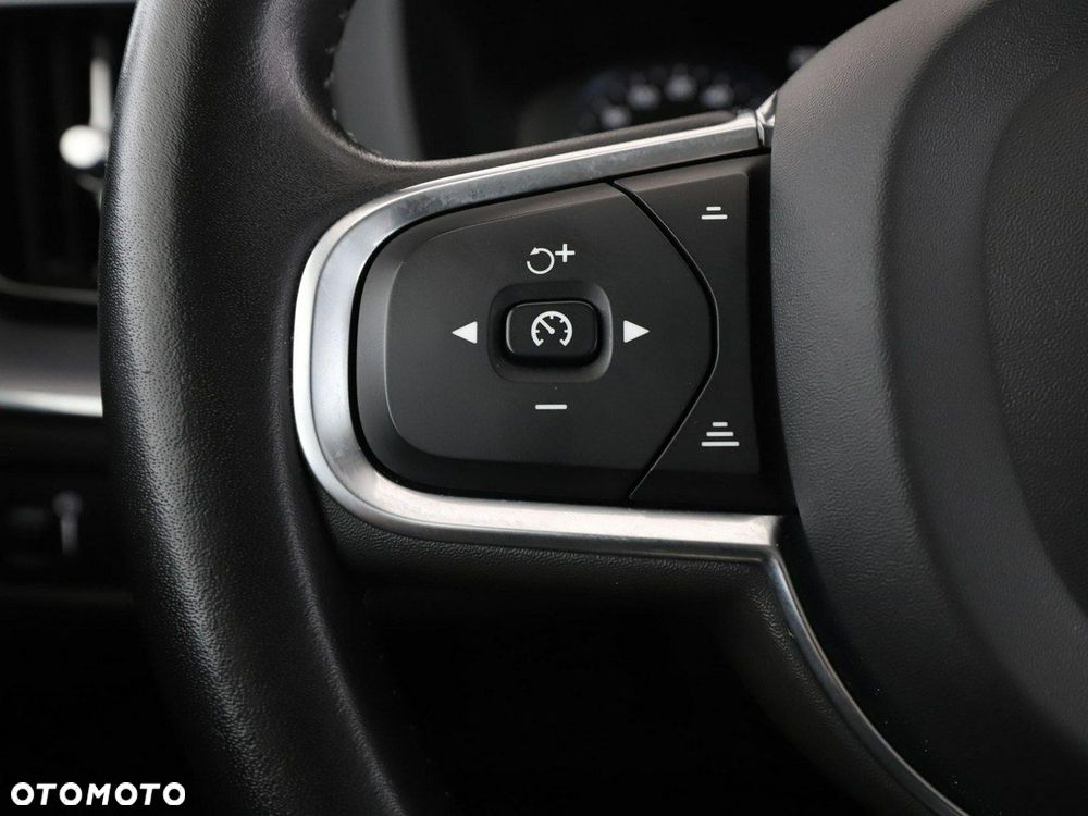 Volvo XC 60 B4 D AWD Momentum - 33