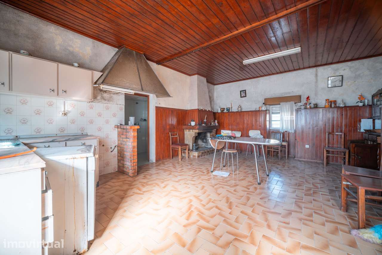 Moradia inserida numa área total de terreno de 2.643 m², em Galegos Sa - Grande imagem: 2/44