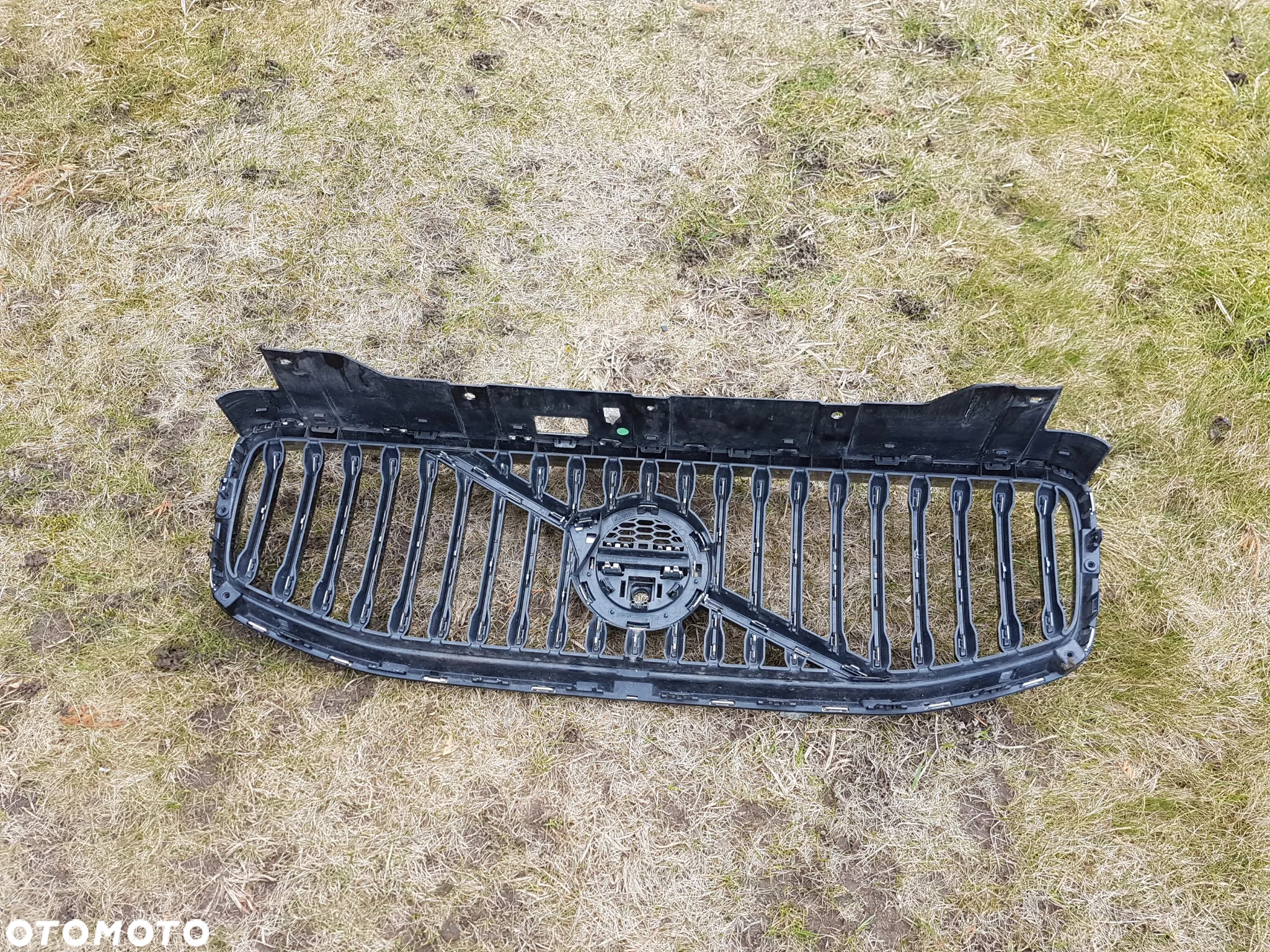 VOLVO XC60 II 17- GRILL ATRAPA - 9
