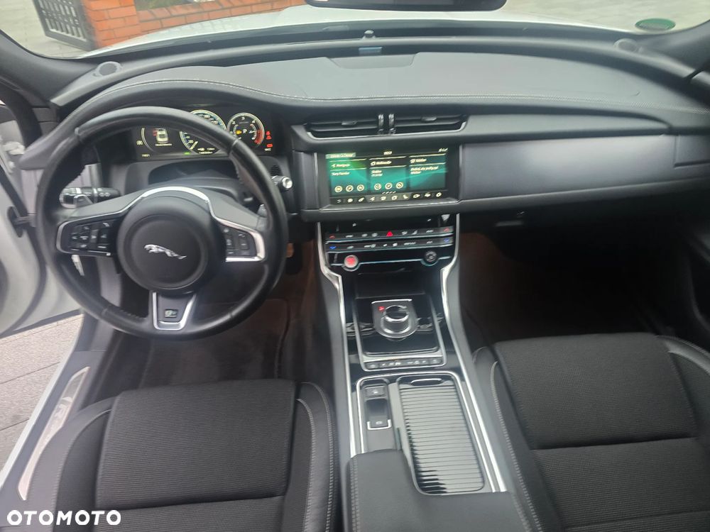 Jaguar XF 30d R-Sport - 11
