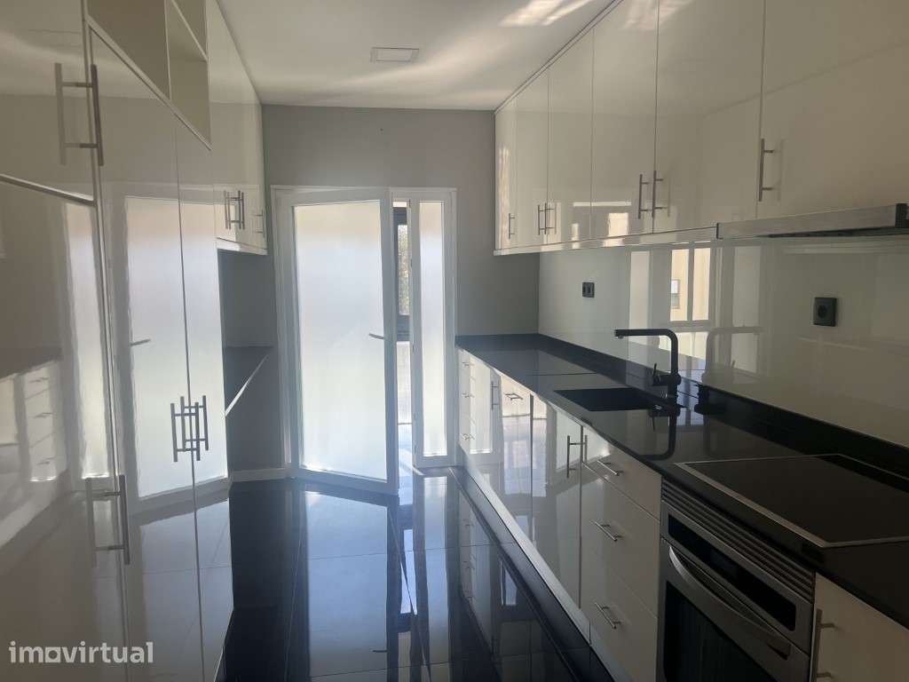 T3 com varanda, 2 lugares de garagem e arrumo em Marechal Saldanha,... - Grande imagem: 4/9