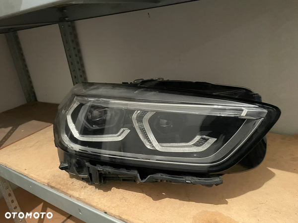 BMW F40 Lampa reflektor prawy igła