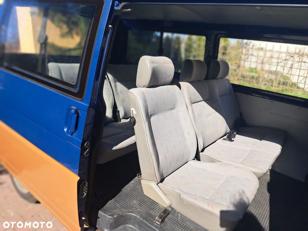 Volkswagen Caravelle - 16