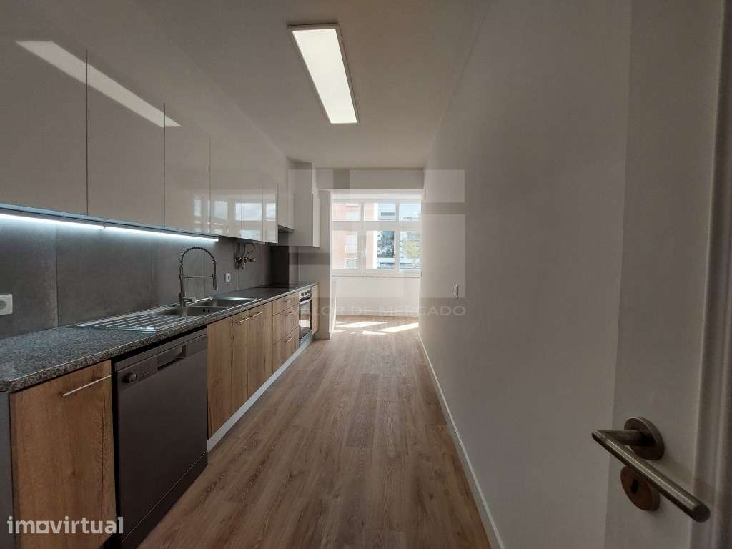 Apartamento T3 renovado com garagem e elevador em São Domingos de B... - Grande imagem: 3/28