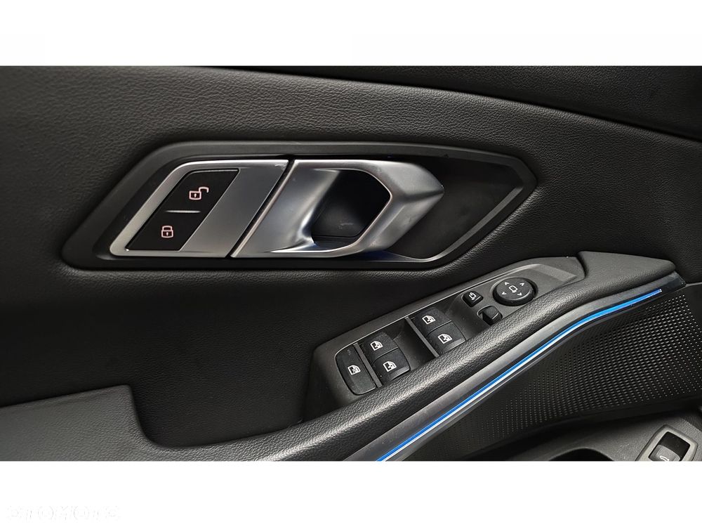 BMW Seria 3 320d xDrive - 29