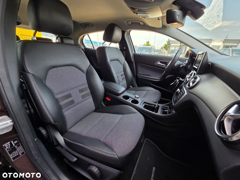 Mercedes-Benz GLA 200 7G-DCT Style - 18