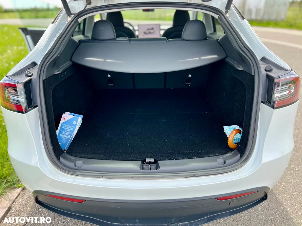 Tesla Model Y - 11