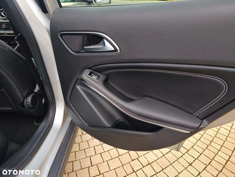 Mercedes-Benz GLA 180 Urban - 12