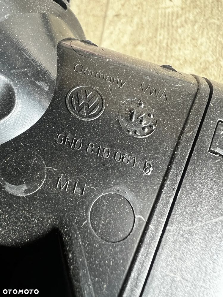 RAMKA OSŁONA KRATEK NAWIEWU TUNELU RADIA 5N0858071E VW Tiguan I 5N LIFT - 5