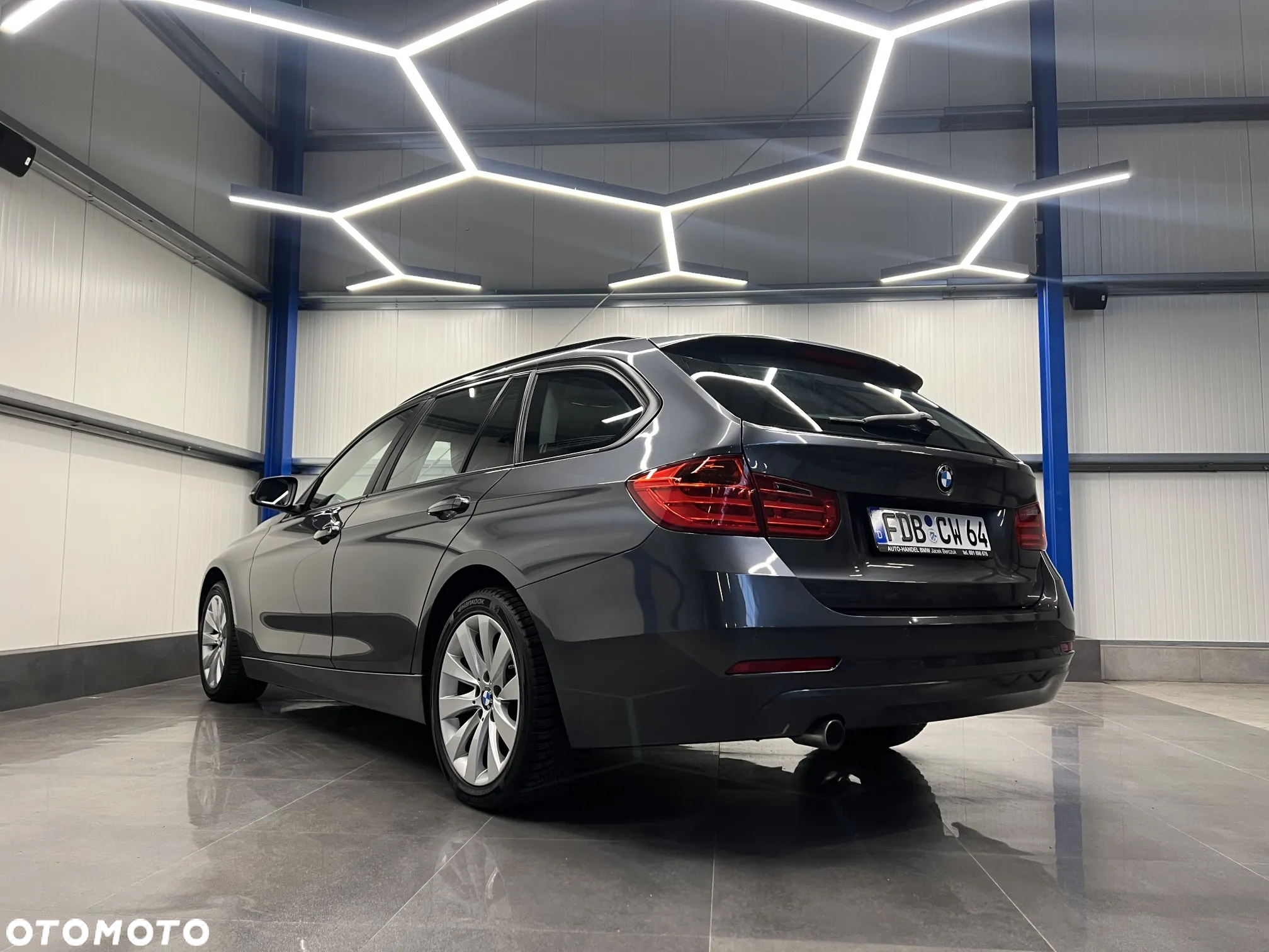 BMW Seria 3 318d DPF Touring - 16