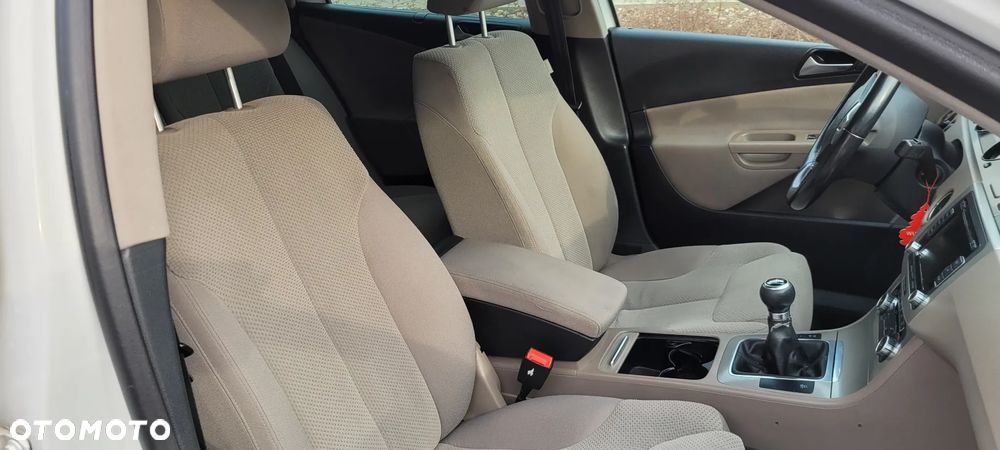 Volkswagen Passat 2.0 TDI DPF Highline - 11