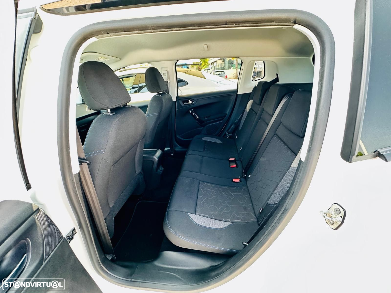 Peugeot 2008 1.2 PureTech Signature - 21