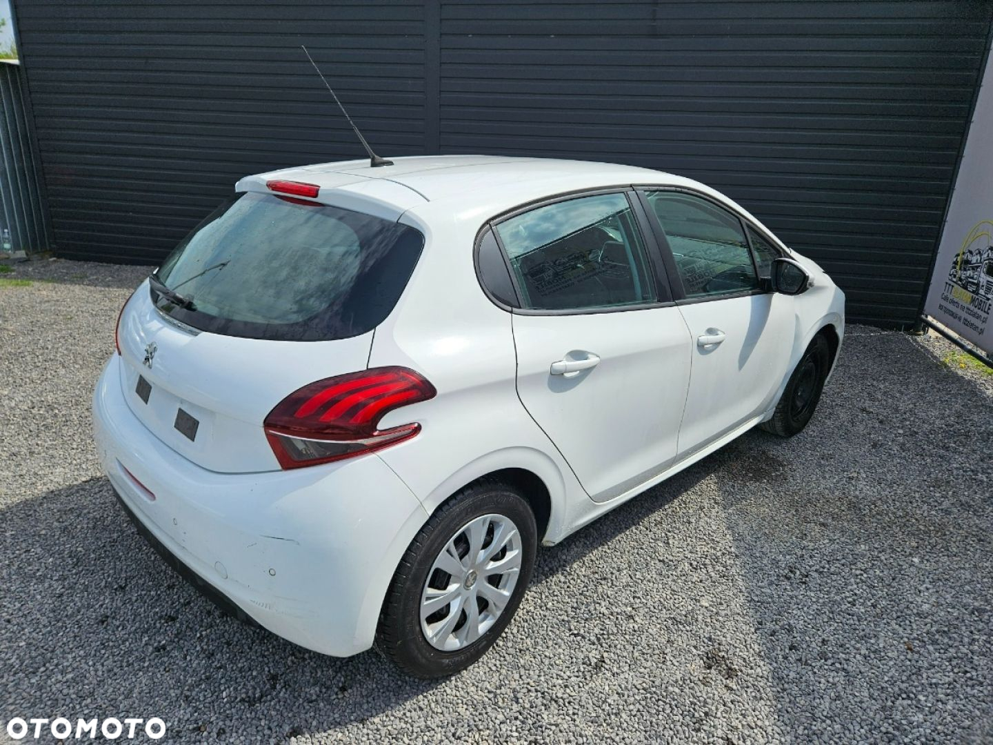Peugeot 208 - 17