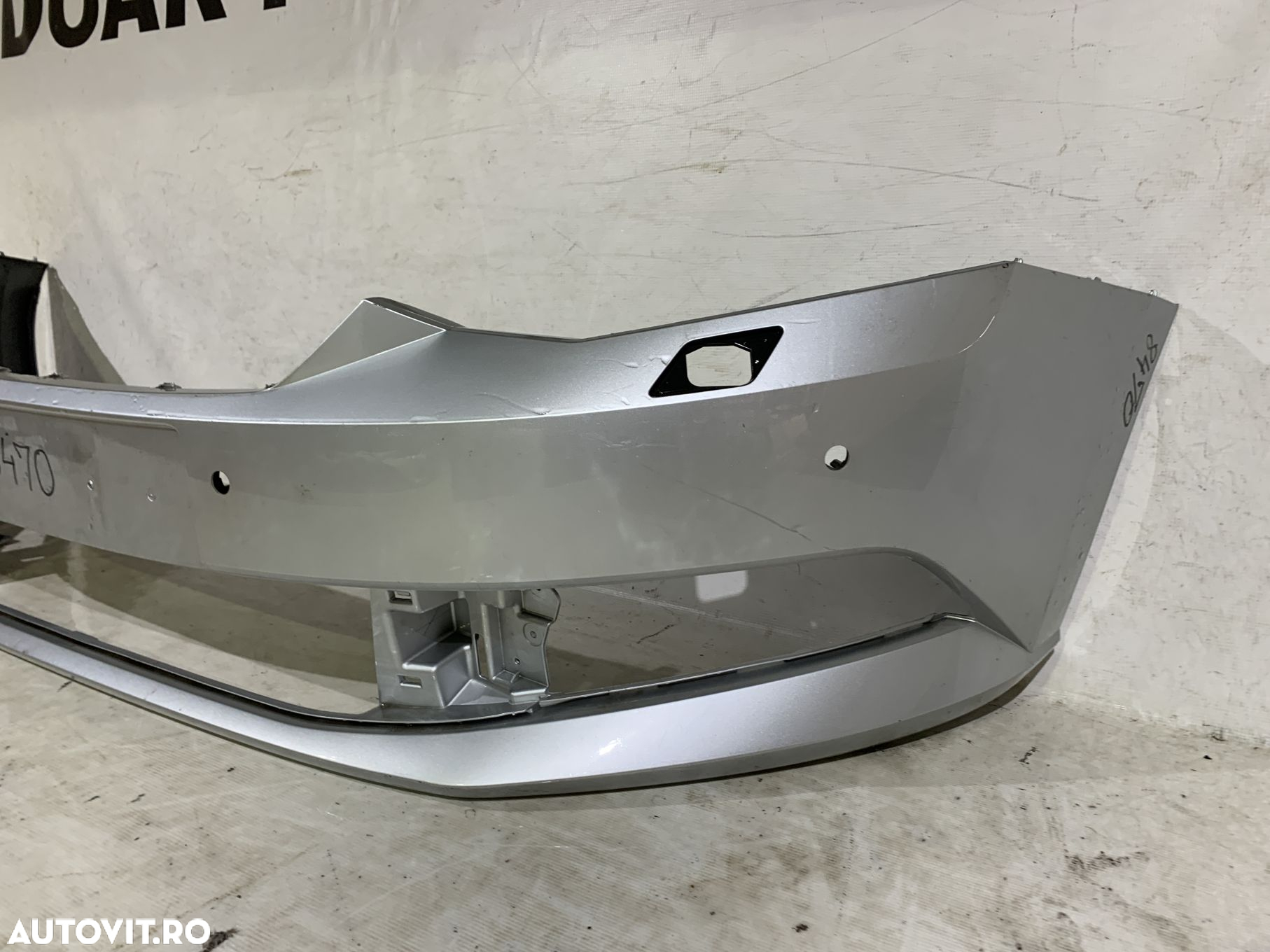 Bara fata Skoda Fabia 3, 2014, 2015, 2016, 2017, 2018, cod origine OE 6V0807221, cu gauri pentru spalatori faruri. - 4