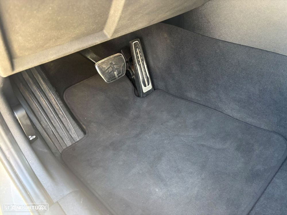 BMW 320 e Pack Desportivo M Auto - 25